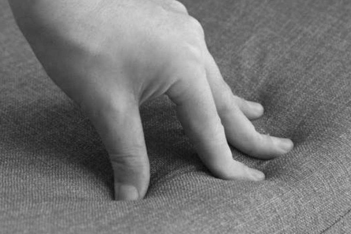 Silla FLOWER suave y con contención lateral. Soporta líquidos.