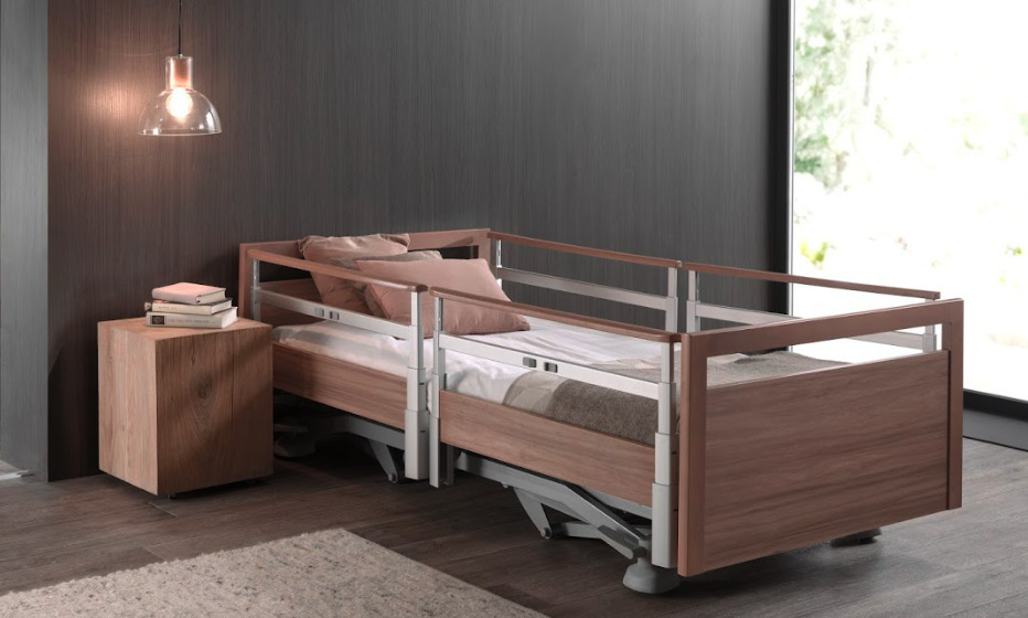 cama con barras subidas