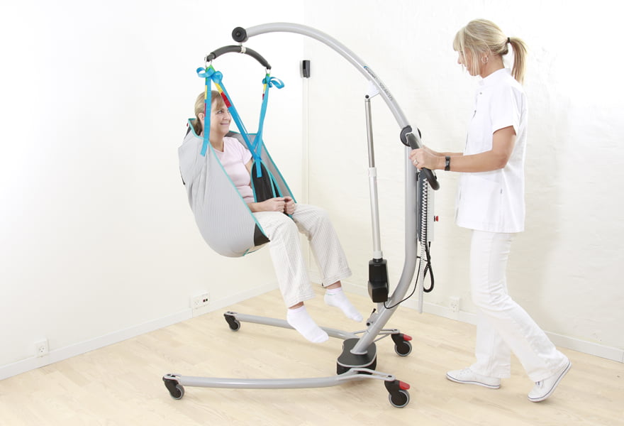 enfermera con grua y paciente