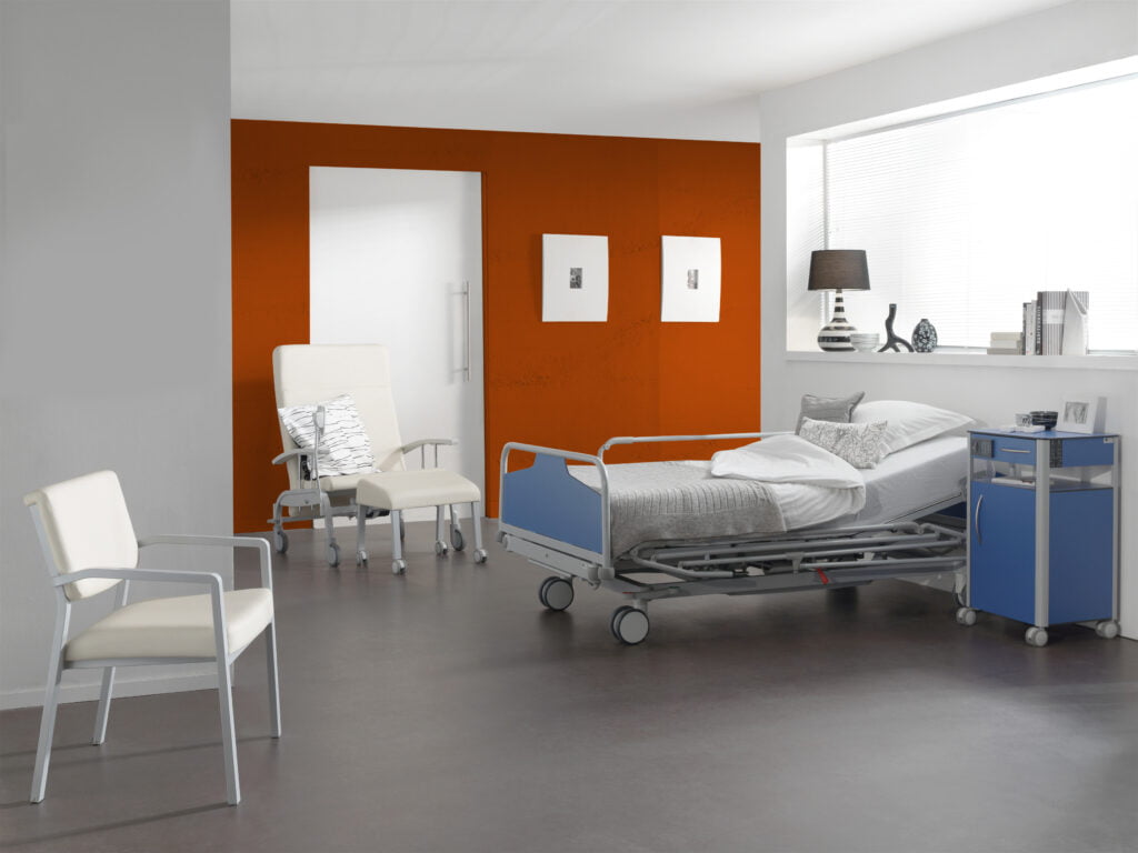 habitacion con paredes blancas y rojas