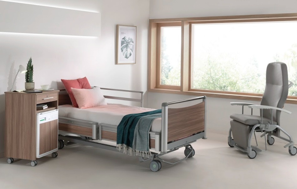 habitacion de hospital con cama y sillon