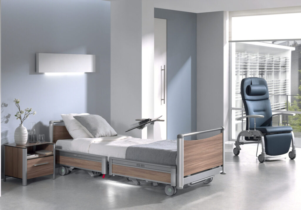 habitacion de residencia con cama y sillon