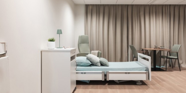 Camas geriátricas: elementos clave para crear habitaciones cálidas y cómodas en tu residencia