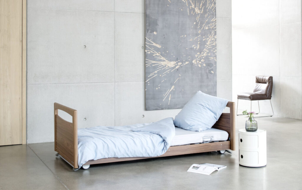 cama con sabanas azules