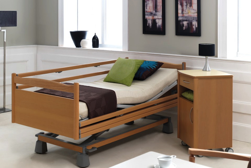 habitacion con cama de madera