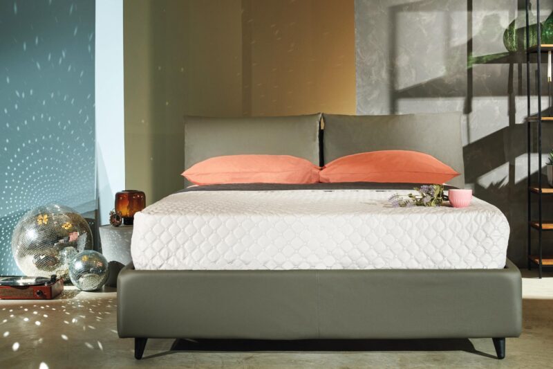 Cama Iride con arcón contenedor de apertura frontal, cabecero tapizado y estructura de madera maciza fabricada en Italia