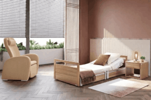 Cama cota cero de madera en posicion más baja junto con sillón reclinable con ruedas a tono