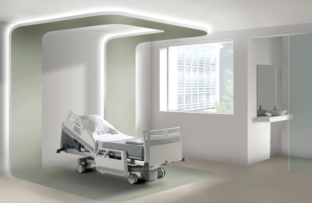 camilla en habitacion blanca y verde