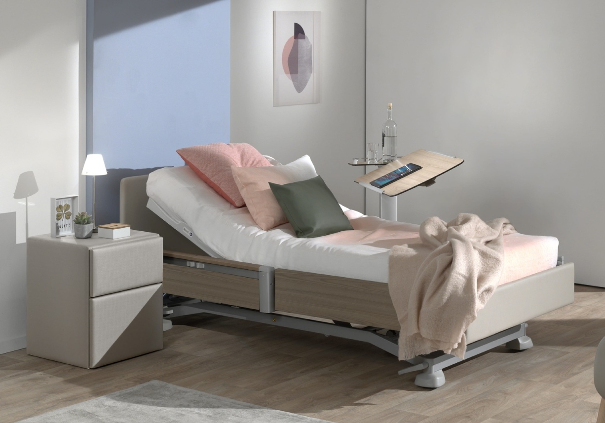 cama articulada con cojines