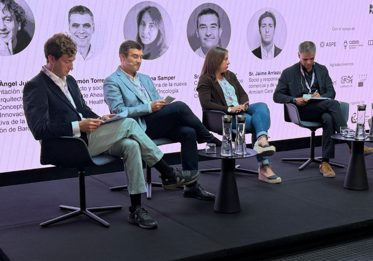 equipo dando conferencia