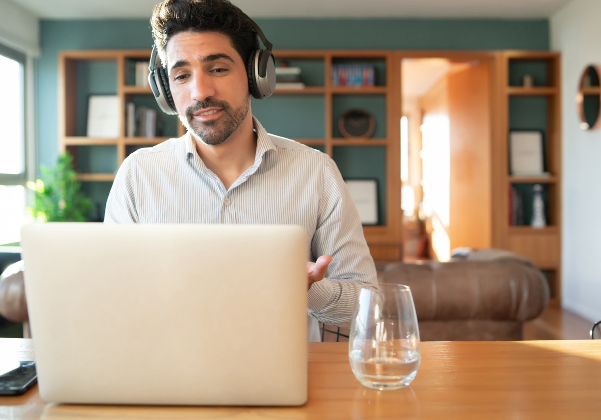 hombre hablando por el ordenador