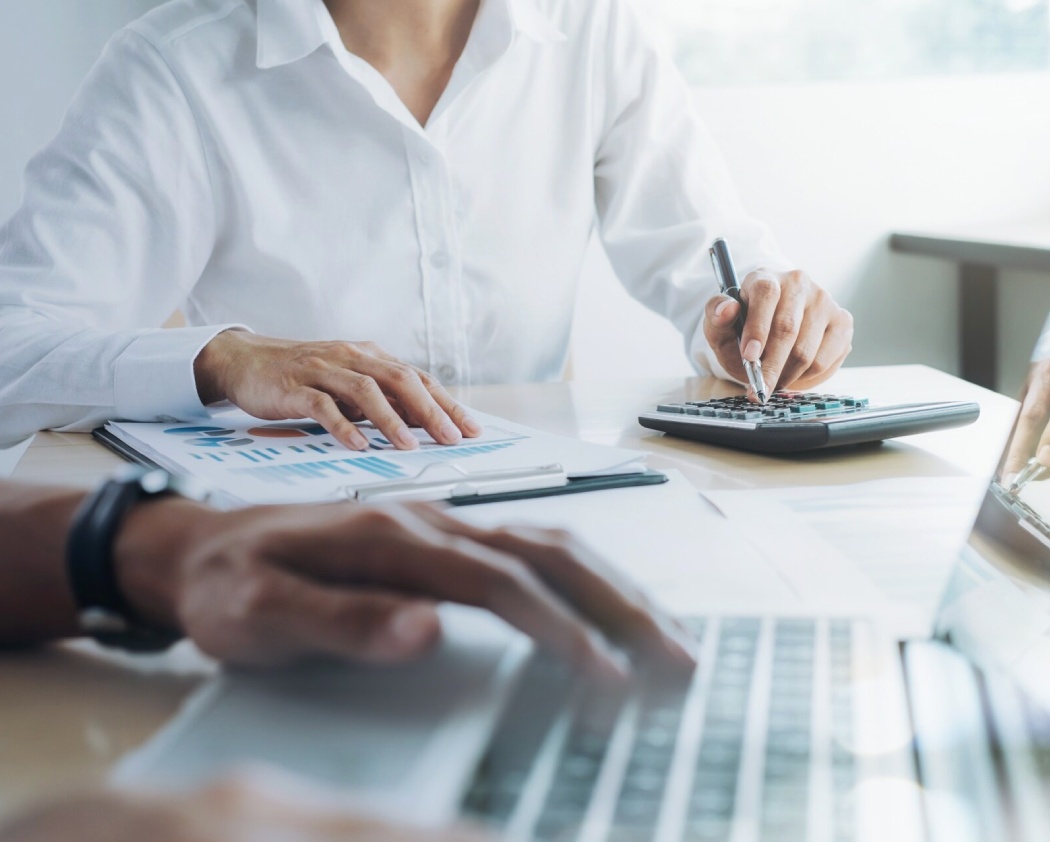 mujer calculando financiacion de cama articulada